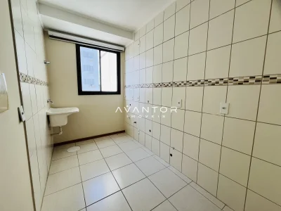 Cozinha com azulejos e armários planejados — Apartamento à venda no Residencial Arnaldo y Castro, em Centro, Santa Maria/RS
