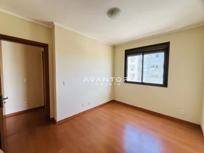 Dormitório com piso de madeira e janela — Apartamento à venda no Residencial Arnaldo y Castro, em Centro, Santa Maria/RS