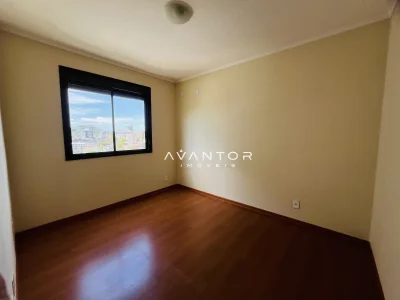 Dormitório com janela e vista da cidade — Apartamento à venda no Residencial Arnaldo y Castro, em Centro, Santa Maria/RS