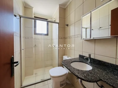 Banheiro com gabinete e chuveiro — Apartamento à venda no Residencial Arnaldo y Castro, em Centro, Santa Maria/RS