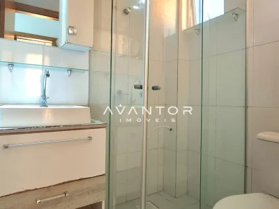 Banheiro com chuveiro e armários planejados — Apartamento à venda no Residencial Titanium, Santa Maria