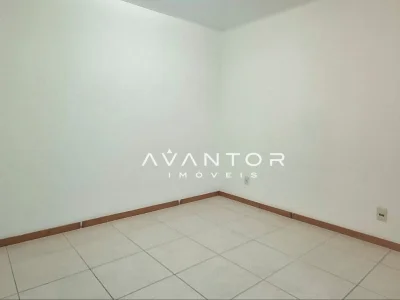 Ambiente interno com piso cerâmico e rodapé — Apartamento à venda no Residencial Titanium, Santa Maria