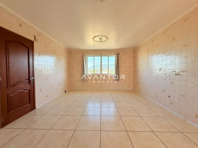 Cozinha com janela e vista externa — Apartamento com 3 quartos para alugar em Nossa Senhora do Rosário, Santa Maria/RS