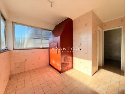Cozinha com janela e azulejos — Apartamento com 3 quartos para alugar em Nossa Senhora do Rosário, Santa Maria/RS