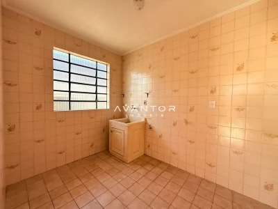 Banheiro com janela e pia com armário — Apartamento com 3 quartos para alugar em Nossa Senhora do Rosário, Santa Maria/RS