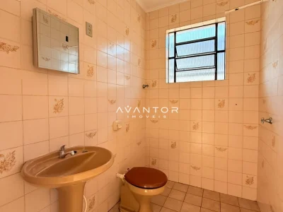 Banheiro com pia e vaso sanitário — Apartamento com 3 quartos para alugar em Nossa Senhora do Rosário, Santa Maria/RS