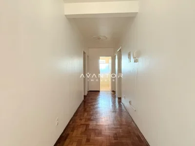 Corredor com piso de madeira — Apartamento com 3 quartos para alugar em Nossa Senhora do Rosário, Santa Maria/RS