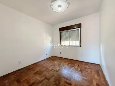 Dormitório com piso de madeira — Apartamento com 3 quartos para alugar em Nossa Senhora do Rosário, Santa Maria/RS
