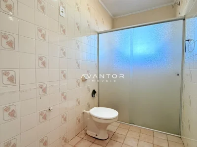 Banheiro com azulejos decorados — Apartamento com 3 quartos para alugar em Nossa Senhora do Rosário, Santa Maria/RS