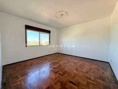 Dormitório com janela e piso de madeira — Apartamento com 3 quartos para alugar em Nossa Senhora do Rosário, Santa Maria/RS