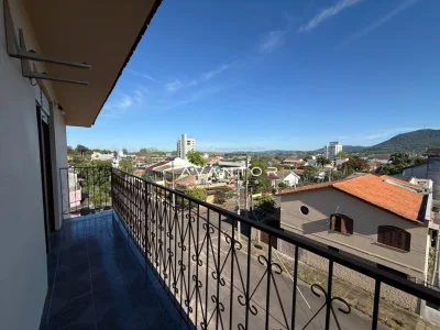 Sacada com vista para a cidade e montanhas — Apartamento para alugar em Nossa Senhora do Rosário, Santa Maria/RS