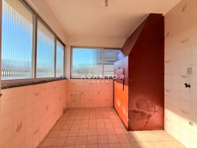Cozinha com azulejos e sacada — Apartamento com 3 quartos para alugar em Nossa Senhora do Rosário, Santa Maria/RS