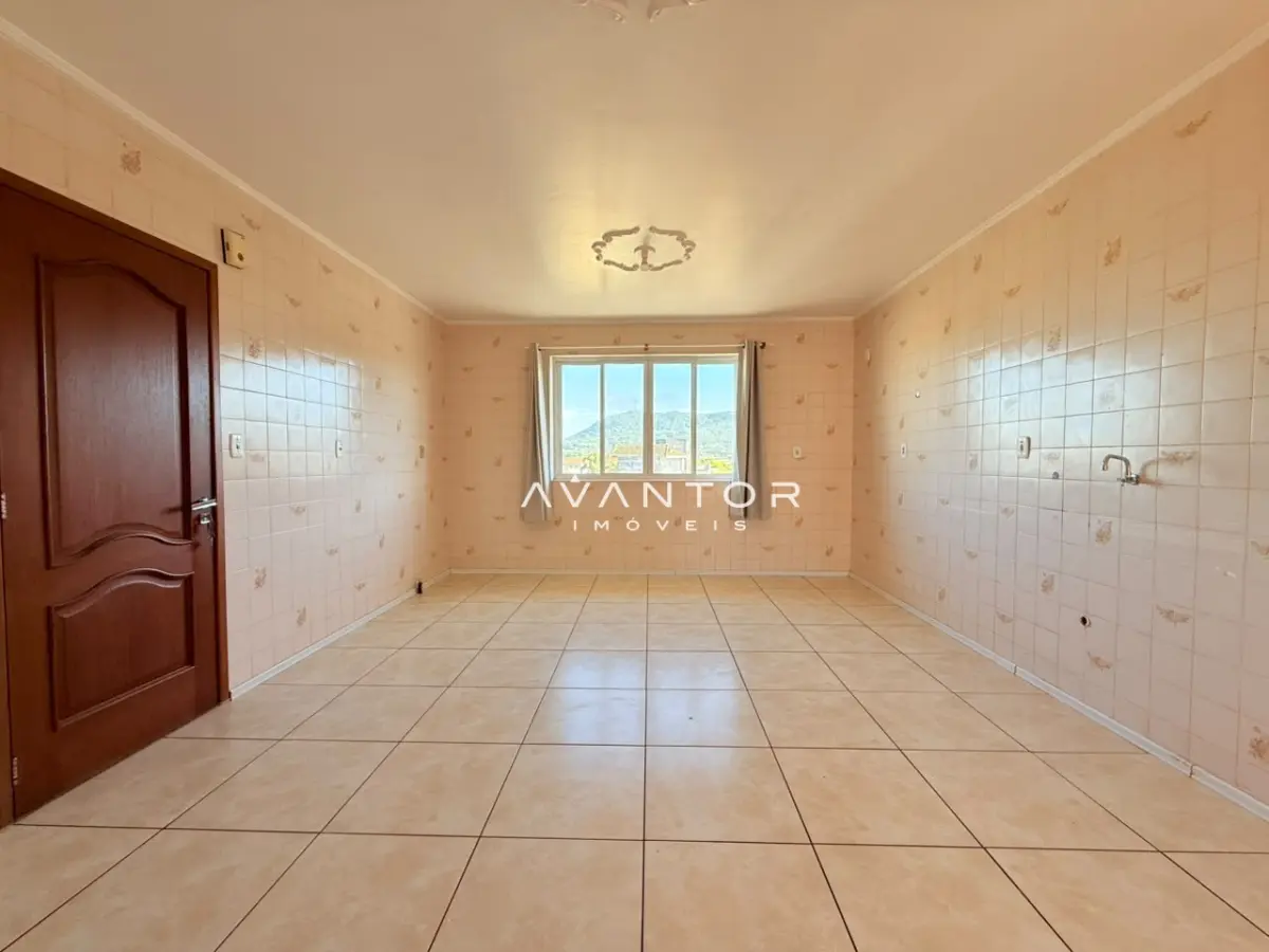 Cozinha com janela e vista externa — Apartamento com 3 quartos para alugar em Nossa Senhora do Rosário, Santa Maria/RS