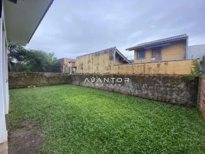 Pátio com gramado e muro de alvenaria — Casa com 2 quartos para alugar em Camobi, Santa Maria/RS