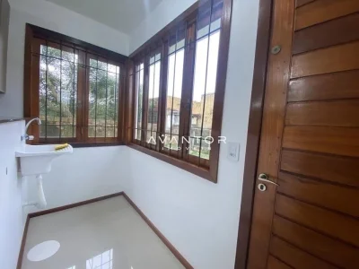 Área de serviço com janelas de madeira — Casa com 2 quartos para alugar em Camobi, Santa Maria/RS