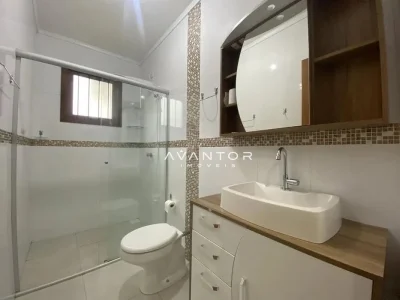 Banheiro com chuveiro e armários planejados — Casa com 2 quartos para alugar em Camobi, Santa Maria/RS