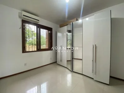 Dormitório com armários planejados — Casa com 2 quartos para alugar em Camobi, Santa Maria/RS