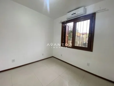 Dormitório com janela e ar-condicionado — Casa com 2 quartos para alugar em Camobi, Santa Maria/RS