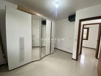 Suíte com closet e espelho — Casa com 2 quartos para alugar em Camobi, Santa Maria/RS