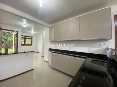 Cozinha com armários planejados — Casa com 2 quartos para alugar em Camobi, Santa Maria/RS