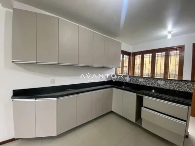 Cozinha com armários planejados e bancada preta — Casa com 2 quartos para alugar em Camobi, Santa Maria/RS
