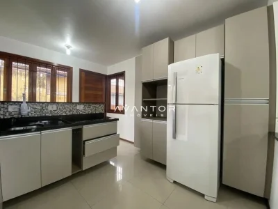 Cozinha com armários planejados e geladeira — Casa com 2 quartos para alugar em Camobi, Santa Maria/RS