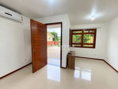 Sala com acesso à sacada e janela — Casa com 2 quartos para alugar em Camobi, Santa Maria/RS