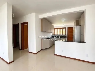 Sala integrada à cozinha com bancada — Casa com 2 quartos para alugar em Camobi, Santa Maria/RS