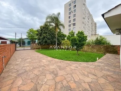 Pátio com área gramada e piso em ardósia — Casa com 2 quartos para alugar em Camobi, Santa Maria/RS