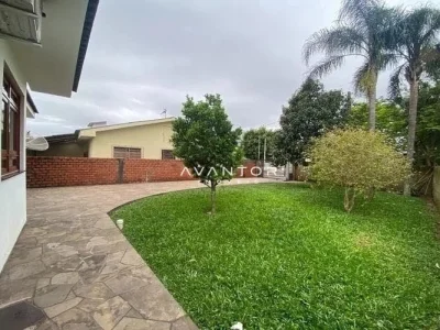 Pátio com gramado e árvores — Casa com 2 quartos para alugar em Camobi, Santa Maria/RS