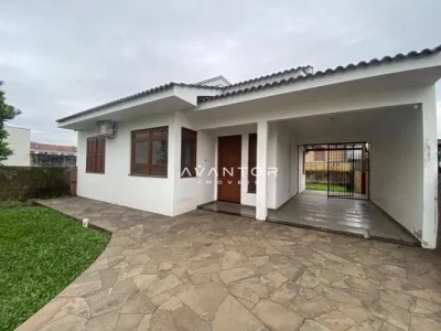 Fachada da casa com garagem — Casa com 2 quartos para alugar em Camobi, Santa Maria/RS