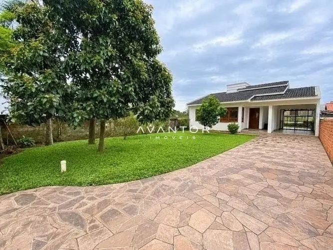 Fachada da casa com pátio e garagem — Casa com 2 quartos para alugar em Camobi, Santa Maria/RS