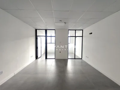 Sala comercial com piso em concreto e portas de vidro — Sala Comercial para alugar no Office Tower, em Centro, Santa Maria/RS