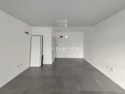 Ambiente interno com piso cinza escuro — Sala Comercial com 2 salas para alugar no Office Tower, em Centro, Santa Maria/RS