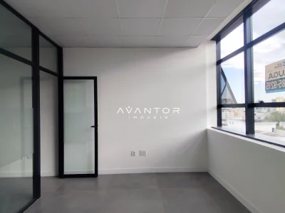 Sala com porta de vidro e amplas janelas — Sala Comercial com 2 salas para alugar no Office Tower, em Centro, Santa Maria/RS