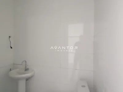 Banheiro com pia e espelho — Sala Comercial com 2 salas para alugar no Office Tower, em Centro, Santa Maria/RS