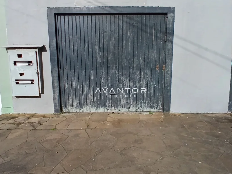 Garagem com portão metálico — Sala Comercial com 2 salas para alugar em Nossa Senhora do Rosário, Santa Maria/RS
