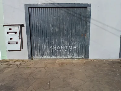 Garagem com portão metálico — Sala Comercial com 2 salas para alugar em Nossa Senhora do Rosário, Santa Maria/RS