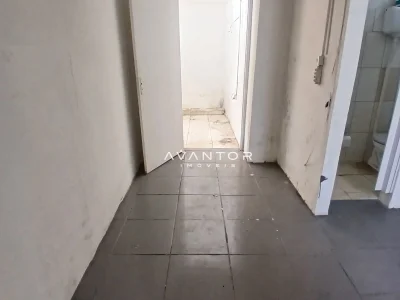 Corredor com piso em cerâmica e porta de acesso — Sala Comercial para alugar em Nossa Senhora do Rosário, Santa Maria/RS
