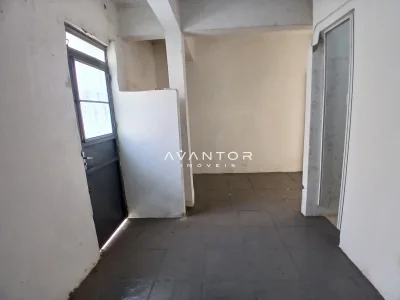 Hall de entrada com janela — Sala Comercial com 2 salas para alugar em Nossa Senhora do Rosário, Santa Maria/RS