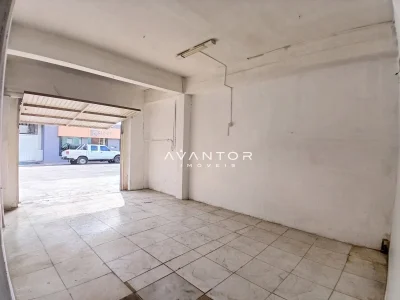 Salão com porta para garagem — Sala Comercial com 2 salas para alugar em Nossa Senhora do Rosário, Santa Maria/RS