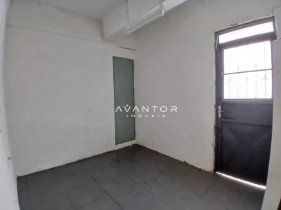 Ambiente interno com porta e janela — Sala Comercial com 2 salas para alugar em Nossa Senhora do Rosário, Santa Maria/RS