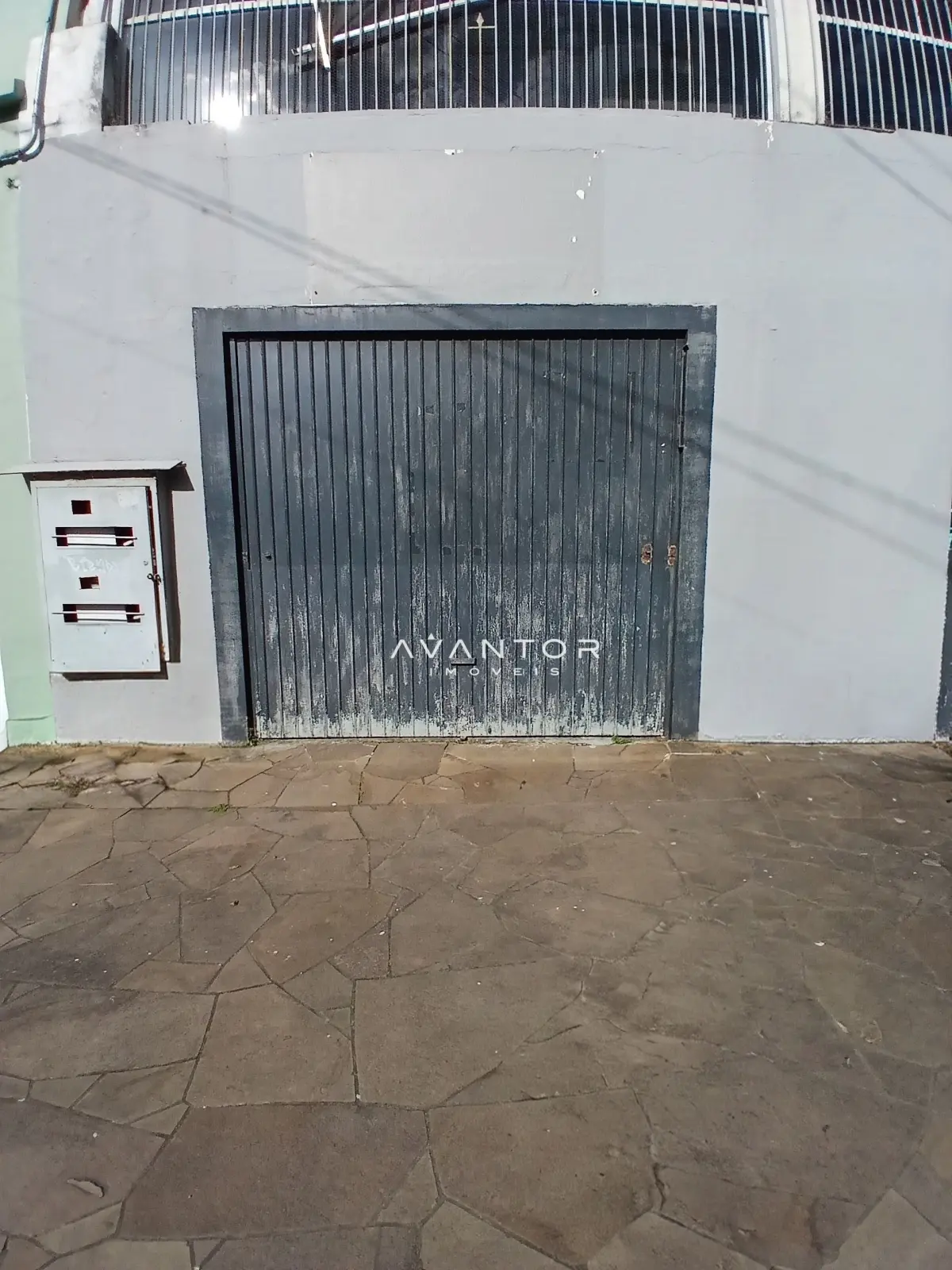 Garagem com portão metálico — Sala Comercial com 2 salas para alugar em Nossa Senhora do Rosário, Santa Maria/RS