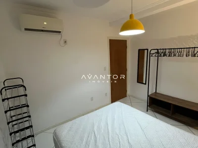 Dormitório com ar-condicionado e luminária — Apartamento com 1 quarto para alugar em Nossa Senhora do Rosário, Santa Maria/RS