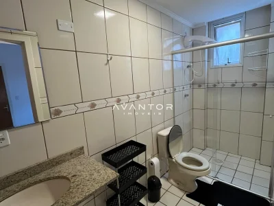 Banheiro com chuveiro e bancada de granito — Apartamento com 1 quarto para alugar em Nossa Senhora do Rosário, Santa Maria/RS