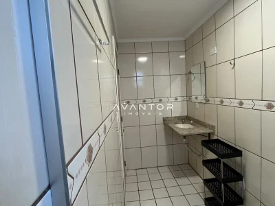 Banheiro com pia e azulejos brancos — Apartamento com 1 quarto para alugar em Nossa Senhora do Rosário, Santa Maria/RS