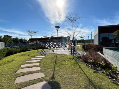 Área de lazer com piscina e espreguiçadeiras — Terreno à venda no CASAVIVA, em Camobi, Santa Maria/RS