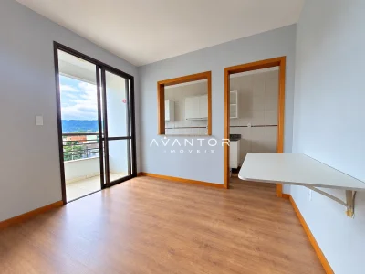 Dormitório com sacada e vista para montanhas — Apartamento à venda no Residencial Eng. Paulo Meinhardt, Santa Maria