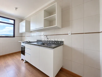 Cozinha com armários planejados e vista da janela — Apartamento à venda no Residencial Eng. Paulo Meinhardt, Santa Maria