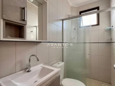 Banheiro com chuveiro e pia — Apartamento à venda no Residencial Eng. Paulo Meinhardt, Santa Maria